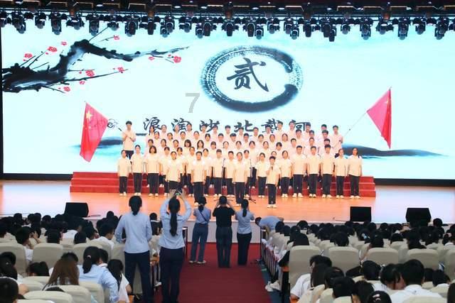 一小区外面包车起火，周围多车受损